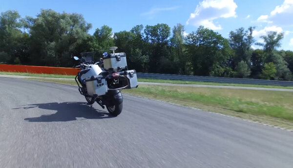 Motocykl bez jeźdźca i szybkie auta elektryczne