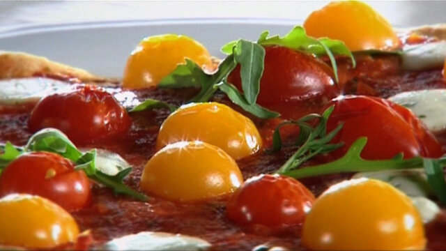 Pizza z rukolą, pomidorkami pelati i mozarellą